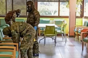 Efectivos de la UME realizan labores de desinfección en El Manantial de Terque en las primeras semanas de la pandemia.