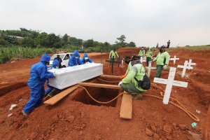 Un cementerio para víctimas de Covid-19 en Yakarta.