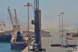 Se abre investigación tras la denuncia por presuntas prácticas contaminantes en puerto de Almería.
