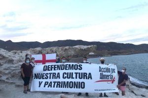 Integrantes de Acción por Almería, en Los Escullos.