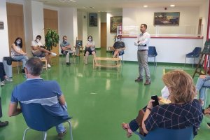 El concejal de Cultura, Manu Abad, en la reunión con empresarios.