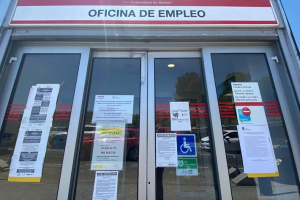 Exterior de una oficina de empleo.