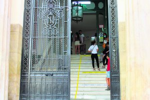 Las escaleras de acceso al instituto Celia Viñas se han señalizado para marcar el distanciamiento obligatorio.