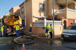 El concejal de Servicios Urbanos, Juan Luque, visita la limpieza de imbornales en La Fuensanta.