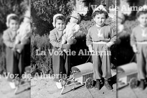 Mari Paqui y Miguel, en un domingo de paseos y juegos en el Parque Nuevo.
