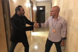 El compositor recibe la enhorabuena de Pepe Luis Carmona.