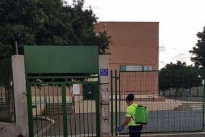 Labores de desinfección frente al CEIP San Vicente de El Alquián.