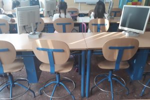 Alumnos con camiseta blanca en señal de protesta de sus familias por la falta de medidas de seguridad.