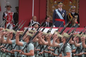 Legionarios desfilan ante el Rey el 12 de octubre (Foto: DECET)