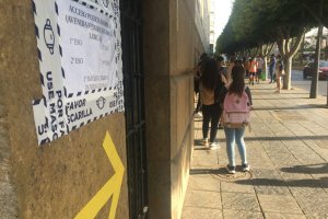 Cola de alumnos de Secundaria, que esta mañana iniciaban el curso, a las puertas del IES Celia Viñas de Almería.