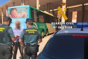Los agentes evitan que el autor abandone Roquetas.