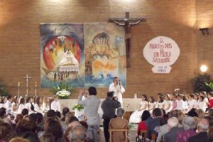 Niños haciendo la primera comunión en una imagen de archivo.