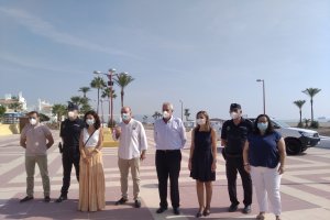 Encuentro en el Paseo Marítimo de Vera entre miembros del equipo de gobierno y la delegada.