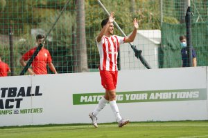 Juan Ibiza celebrando el gol contra la Balompédica Linense.