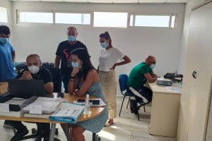 Visita de la edil de Deportes a las instalaciones de la piscina cubierta.