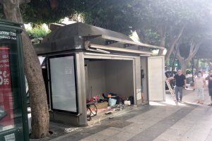 Los operarios ya han empezado a realizar la transformación del local en El Paseo.