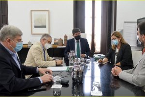 El consejero Juan Marín explicó ayer el Bono Turístico a representantes del sector.