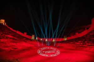La Alcazaba y su entorno, iluminados de rojo.