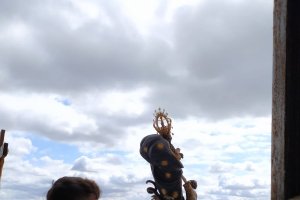 La Virgen del Saliente en el balcón, como muestra la fotografía de José Mª Sánchez del Águila.