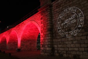 El Cable Inglés, a la altura de la rotonda, iluminado de color rojo.