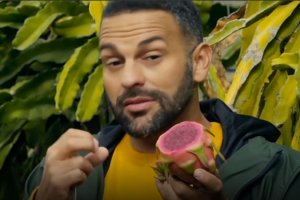 El chef d\'Ambrosio, con una fruta del dragón, en Almería.