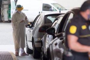 Imagen de archivo de sanitarios realizando pruebas PCR.