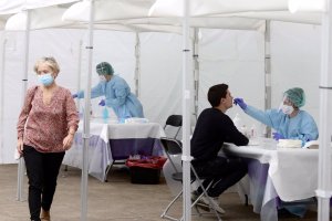 Ciudadanos se someten a las conocidas como pruebas PCR, en una imagen de archivo.