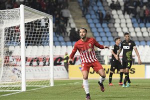 Quique González celebrando un gol al Elche con el Almería en la Liga 2016-17
