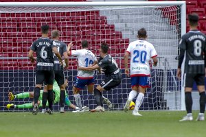 Aitor Ribal marcando un gol al Almería en el Wanda Metropolitano.