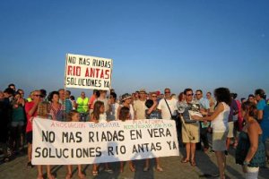 Vecinos de Vera y localidades próximas en una manifestación para exigir la limpieza del río en 2014.