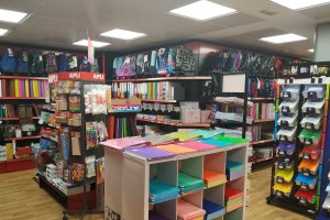 Carlin ofrece material escolar y selección de productos de limpieza e higiene.