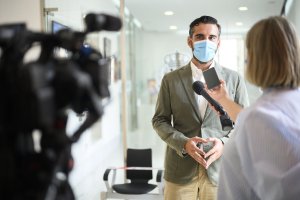 Fernández-Pachecho atiende a los medios.