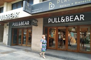 Cierra \'Pull&Bear\' en el Paseo de Almería.