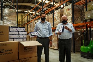 Presidente y consejero con los test en Granada.