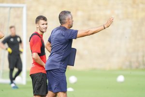 José Gomes indica una jugada al centrocampista vasco.