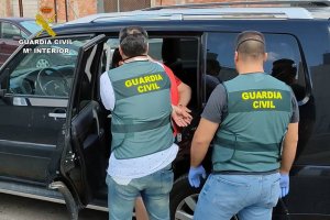 La Guardia Civil ha detenido a un persona buscada por la Justicia.
