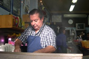 Antonio de las Heras fue el último planchista que obró el milagro de la jibia en el mítico bar los Claveles.