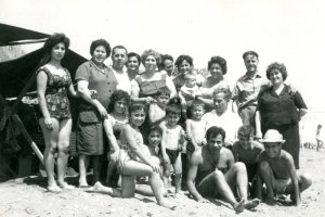 Miembros de la familia Gálvez García celebrando en la playa de la Térmica la fiesta del 18 de Julio en 1960.