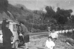 Una familia parada en un anchurón del Ricaveral a finales de los años 60.