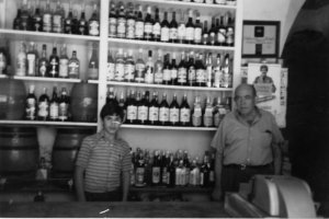 Interior de la histórica bodega En la esquinita te espero.