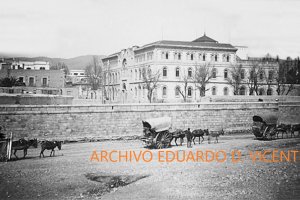 La Rambla a su paso por el centro de la ciudad después de las obras de encauzamiento a finales del siglo diecinueve.