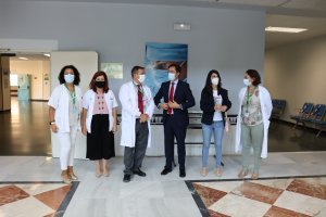 Foto de familia durante el encuentro informativo en el Hospital del Poniente.