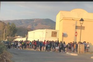 Imagen del instituto durante la llegada de los alumnos este martes.