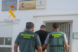 El autor de los hechos ha sido detenido por la Guardia Civil.