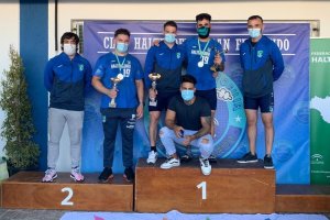 Los campeones posando con sus trofeos.