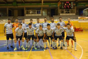 Los jugadores celestes posan antes del partido.