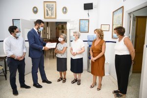 Entrega del cheque con lo obtenido en la primera remesa de venta de abanicos solidarios.