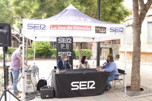 Alfredo Casas con los invitados Magdalena Cantero y Juan de la Cruz Belmonte.