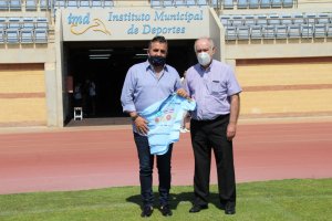 Alejandro Bouza con el presidente del fútbol almeriense, Martín Doblado.