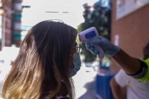 Toma de temperatura a una joven.